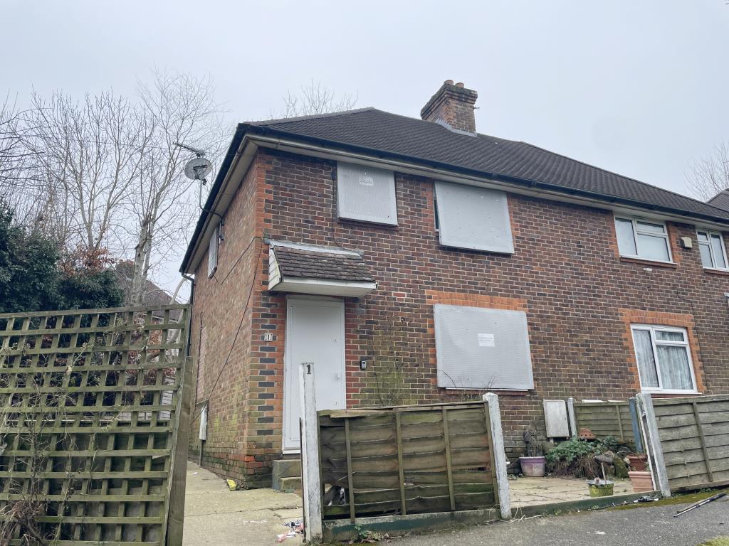 Lot: 88 - HOUSE FOR IMPROVEMENT - Semi-detached house for improvement